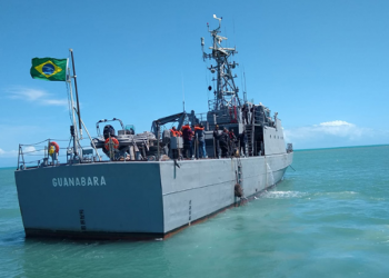 Navio da Marinha chega ao litoral piauiense para mapear manchas de óleo